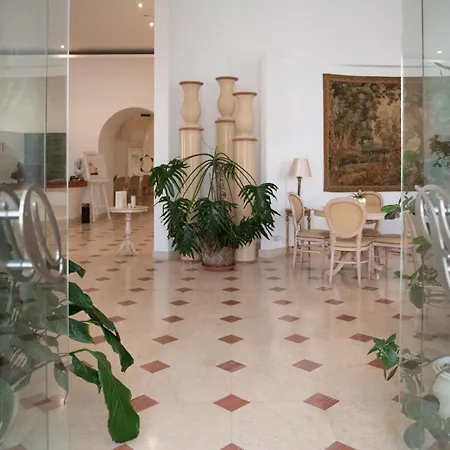 Palace - Bistrot & 酒店 奥斯图尼