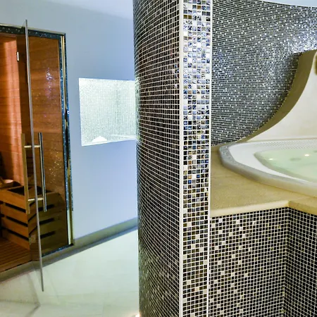 Отель Palace - Bistrot & 4*