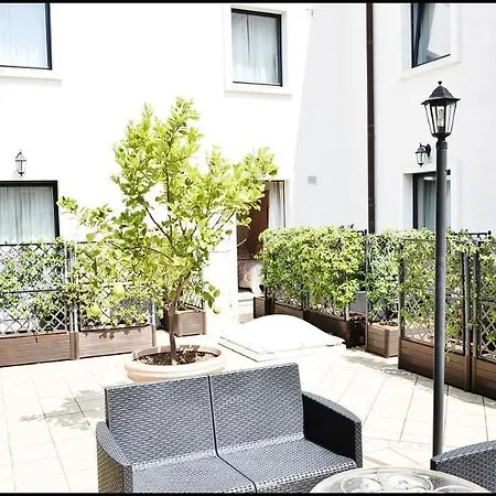 Palace - Bistrot & 4* 奥斯图尼