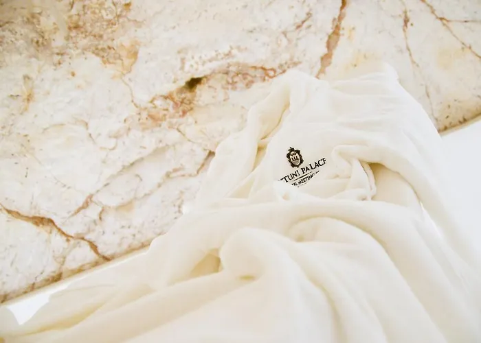 Palace - Bistrot & ホテル オストゥーニ