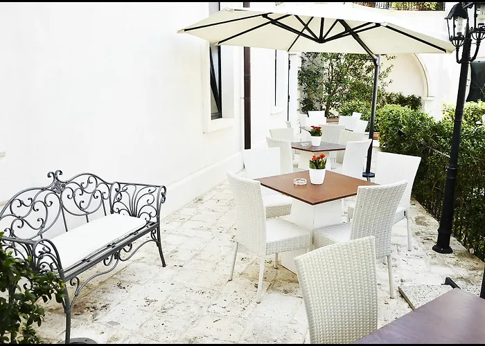 Palace - Bistrot & ホテル オストゥーニ