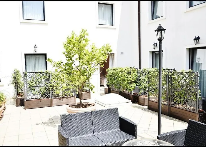 Palace - Bistrot & 4* オストゥーニ